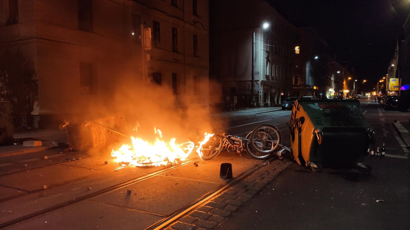 Eine Barrikade brennt auf einer Straße im Stadtteil Leipzig-Connewitz: Wie die Polizei mitteilte, rückten Einsatzkräfte und Feuerwehr aus und löschten den Brand.