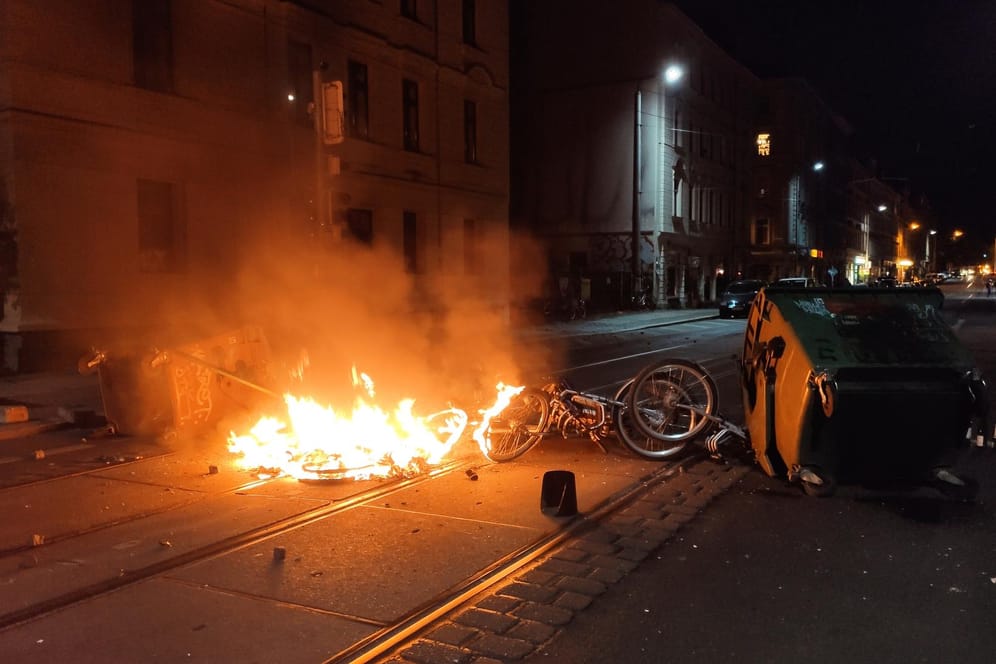 Eine Barrikade brennt auf einer Straße im Stadtteil Leipzig-Connewitz: Wie die Polizei mitteilte, rückten Einsatzkräfte und Feuerwehr aus und löschten den Brand.