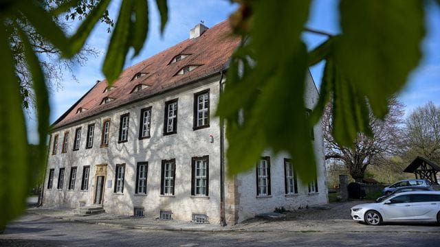Außenansicht des denkmalgeschützen des Schlosses Oberwiederstedt, dem Geburtsort des frühromantischen Dichters Georg Philipp Friedrich von Hardenberg, der unter dem Pseudonym Novalis in die Literaturgeschichte einging,. Außenansicht des denkmalgeschützen des Schlosses Oberwiederstedt, dem Geburtsort des frühromantischen Dichters Georg Philipp Friedrich von Hardenberg, der unter dem Pseudonym Novalis in die Literaturgeschichte einging,.