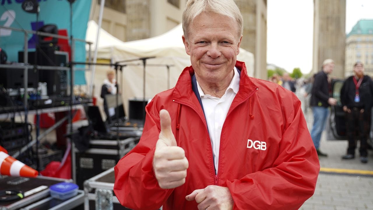 DGB-Chef Reiner Hoffmann am Brandenburger Tor in Berlin. DGB-Chef Reiner Hoffmann am Brandenburger Tor in Berlin.