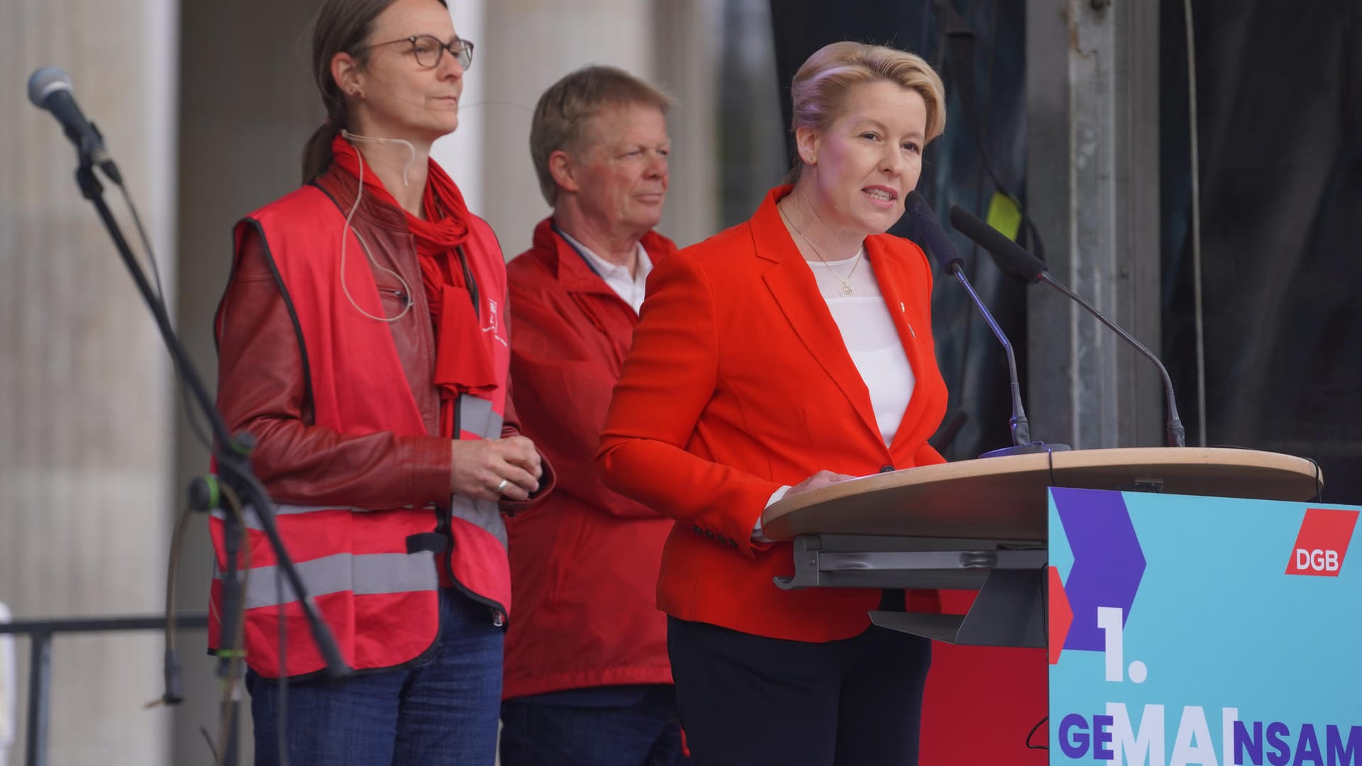 Franziska Giffey auf der Hauptkundgebung des DGB: Die Rede der Regierenden Bürgermeisterin wurde abgebrochen.