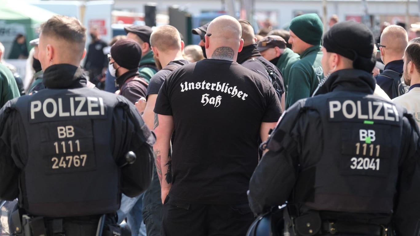 Teilnehmer einer Kundgebung der rechtsextremen Partei "Der dritte Weg" in Zwickau: In der Stadt waren insgesamt mehr als 1.600 Teilnehmer bei verschiedenen Kundgebungen anwesend.