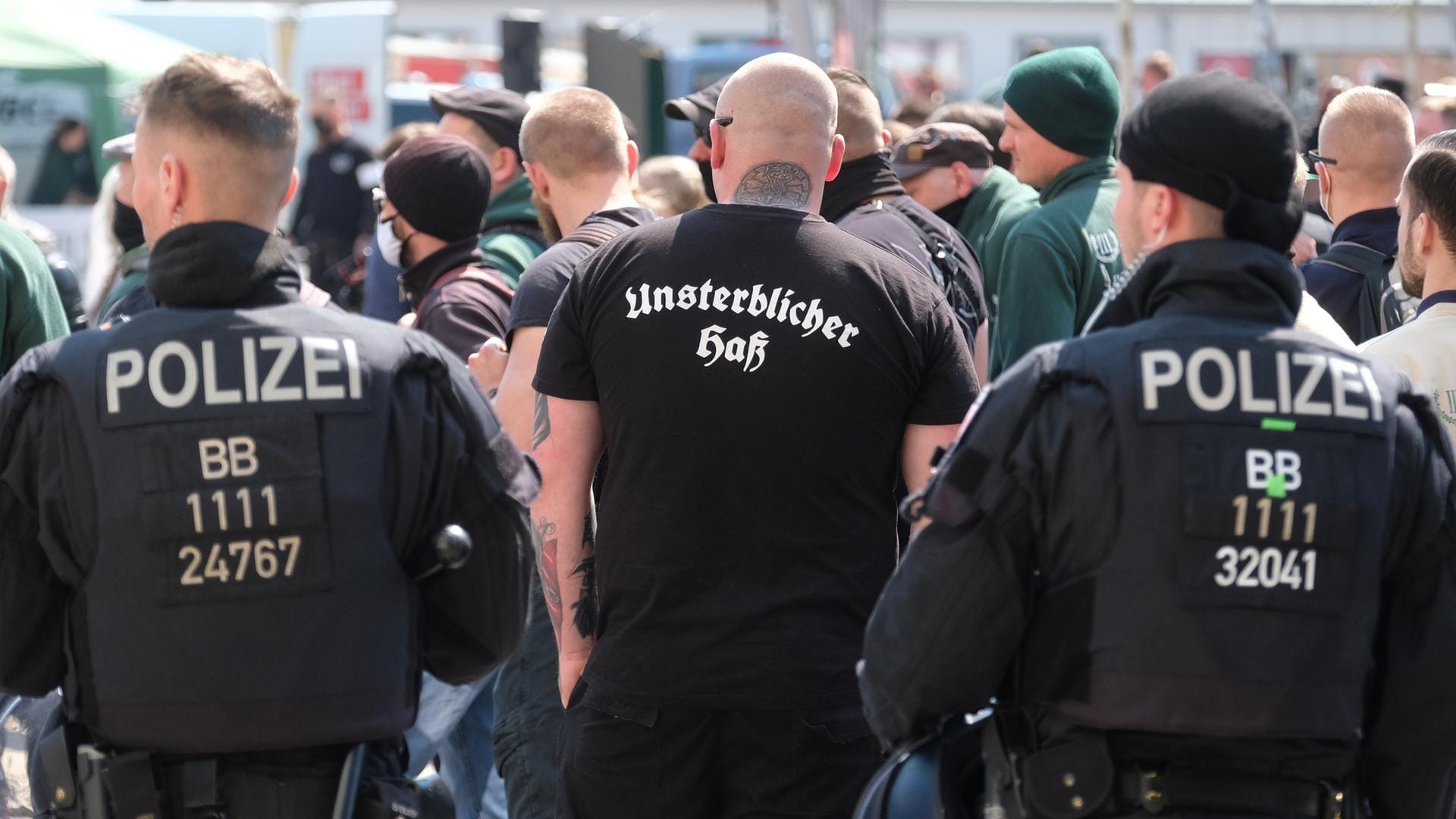 Teilnehmer einer Kundgebung der rechtsextremen Partei "Der dritte Weg" in Zwickau: In der Stadt waren insgesamt mehr als 1.600 Teilnehmer bei verschiedenen Kundgebungen anwesend.