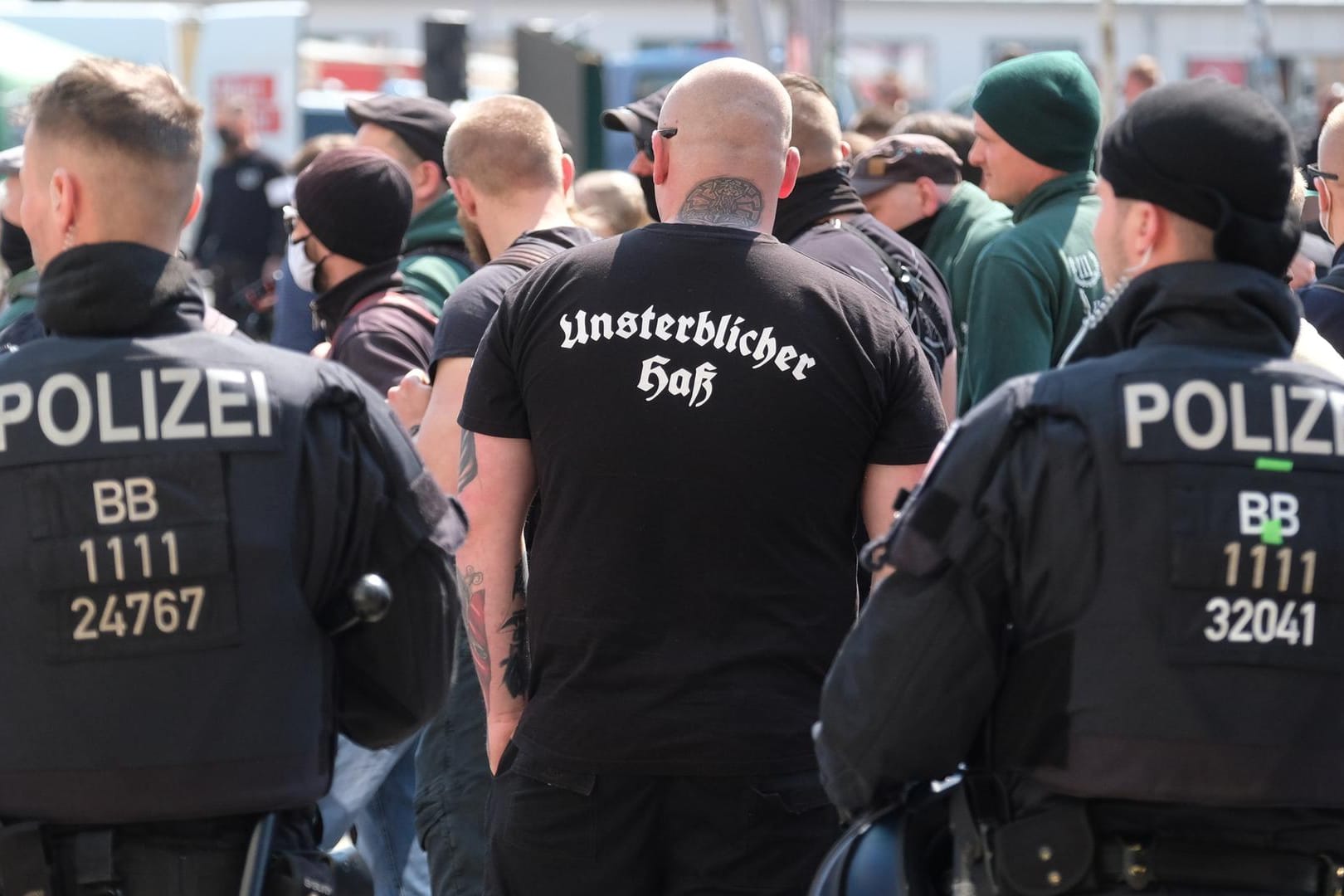 Teilnehmer einer Kundgebung der rechtsextremen Partei "Der dritte Weg" in Zwickau: In der Stadt waren insgesamt mehr als 1.600 Teilnehmer bei verschiedenen Kundgebungen anwesend.