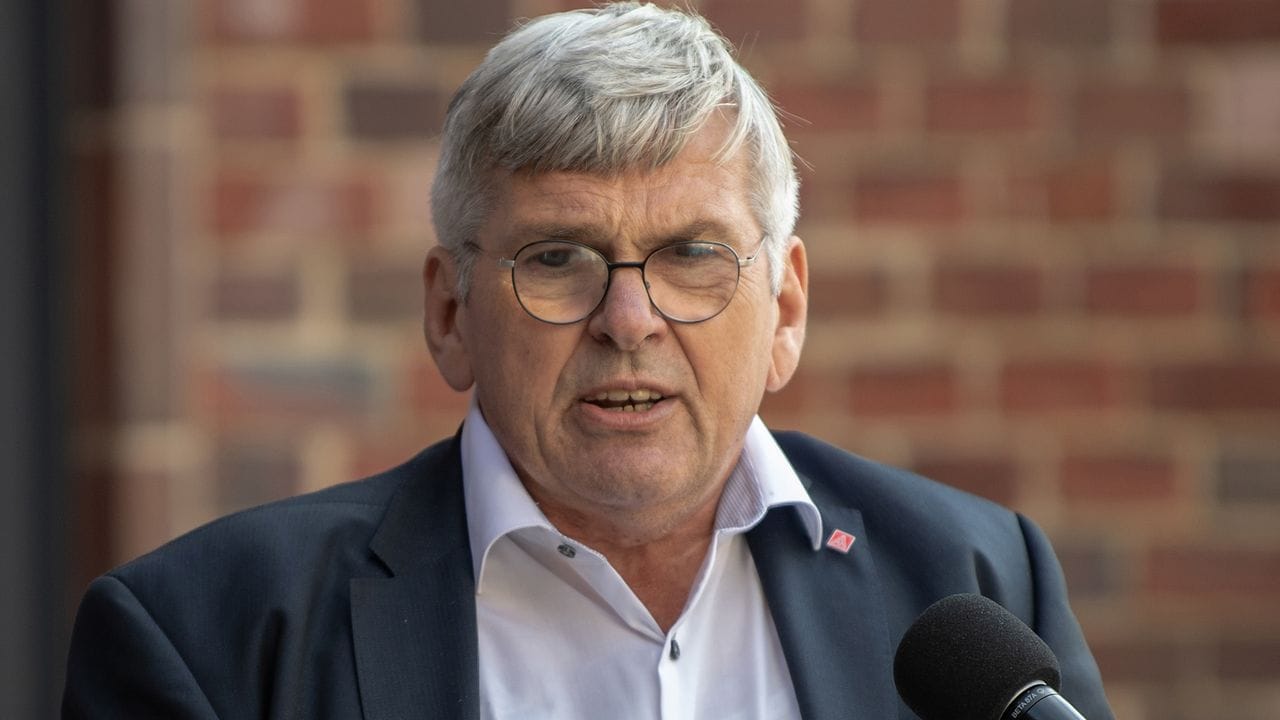 "Brauchen weder ein Zwei-Prozent-Ziel noch den nächsten weltweiten Rüstungswettlauf": IG-Metall-Chef Jörg Hofmann. "Brauchen weder ein Zwei-Prozent-Ziel noch den nächsten weltweiten Rüstungswettlauf": IG-Metall-Chef Jörg Hofmann.