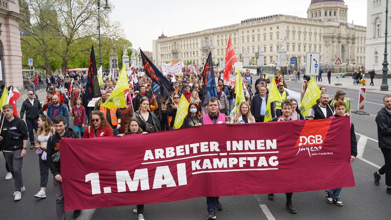 Demonstrationszug in Berlin-Mitte. Demonstrationszug in Berlin-Mitte.