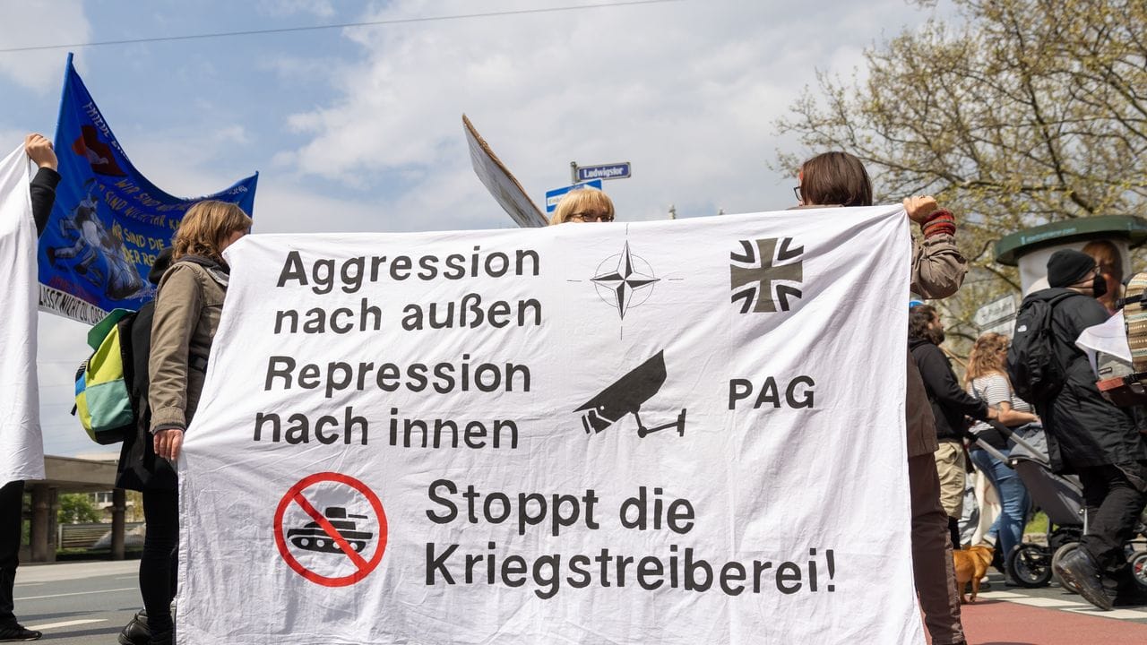 Banner bei einer Demonstration zum 1. Banner bei einer Demonstration zum 1.