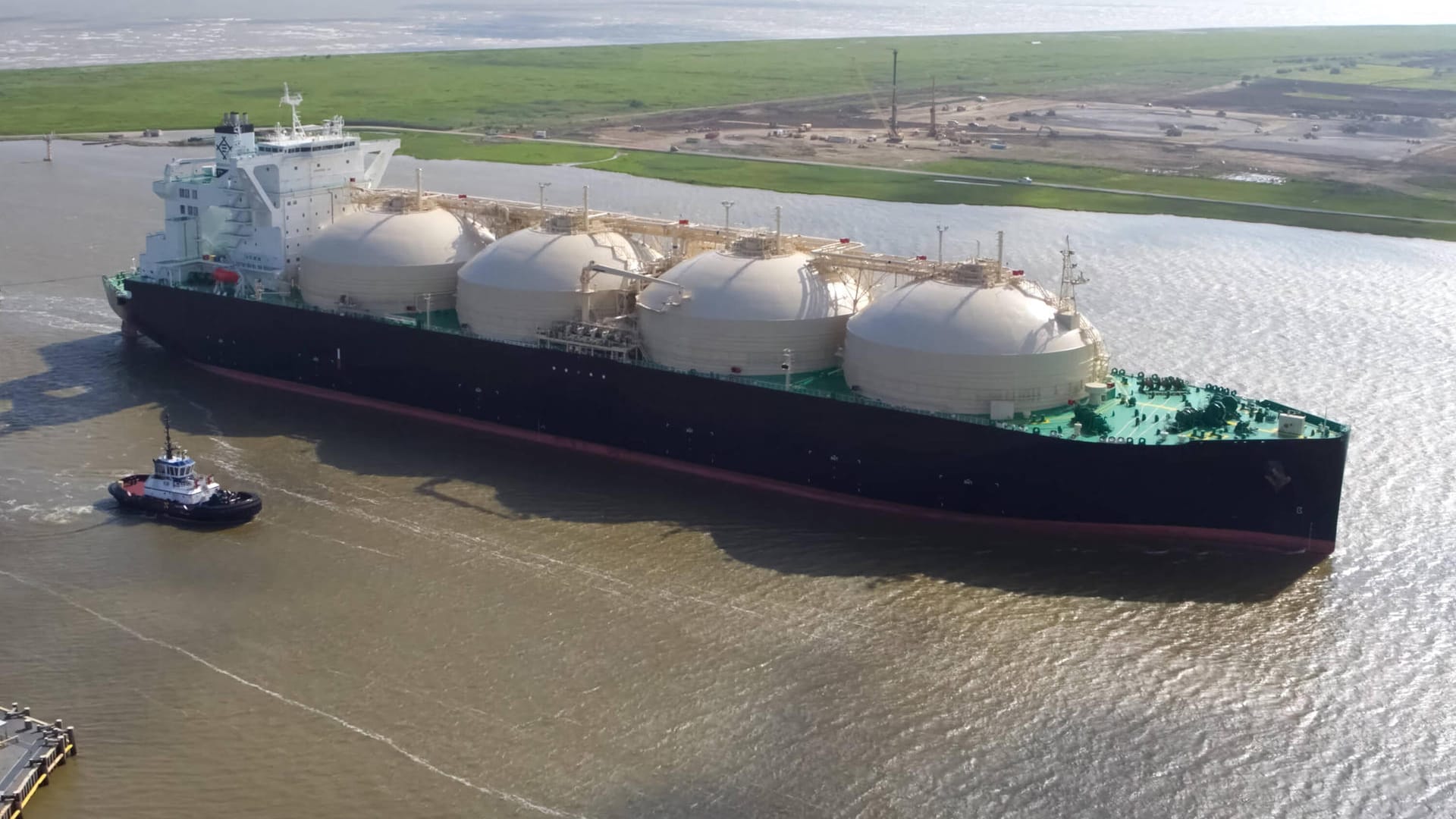 Tankschiff für Flüssiggas (Symbolbild): In Hamburg könnte das erste LNG-Terminal Deutschlands in Betrieb gehen. Tankschiff für Flüssiggas (Symbolbild): In Hamburg könnte das erste LNG-Terminal Deutschlands in Betrieb gehen.