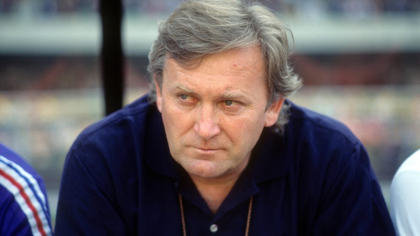 Ivica Osim 1990 auf der Bank Jugoslawiens: Von 1986 bis 1992 war Osim Nationaltrainer.