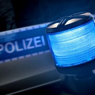 Die Polizei mit Blaulicht im Einsatz in Berlin (Symbolbild): Den Beamten erwarten ein Verfahren sowie dienstrechtliche Konsequenzen.