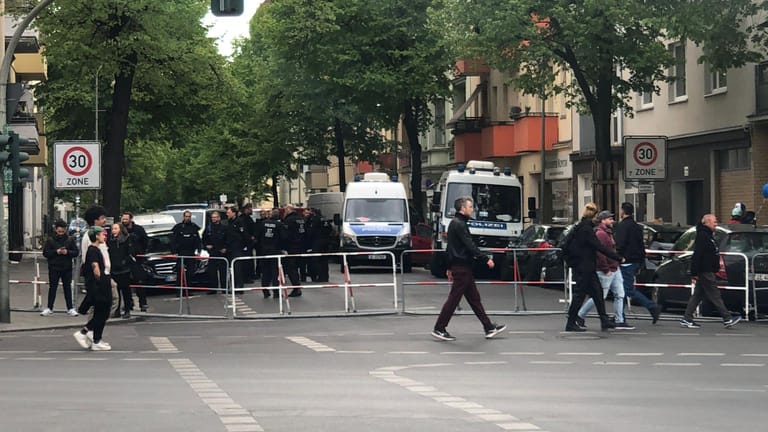 Absperrungen an der Treptower Straße: Vor Beginn der "Revolutionären 1. Mai Demo" versammelte sich viel Polizei am Hertzbergplatz.