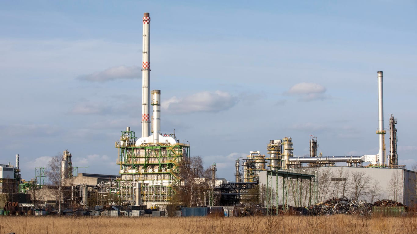 PCK-Raffinerie in Schwedt an der Oder: Aktivisten wollen offenbar verhindern, dass weiterhin Öl durch die Pipelines fließt.