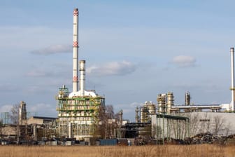 PCK-Raffinerie in Schwedt an der Oder: Aktivisten wollen offenbar verhindern, dass weiterhin Öl durch die Pipelines fließt.