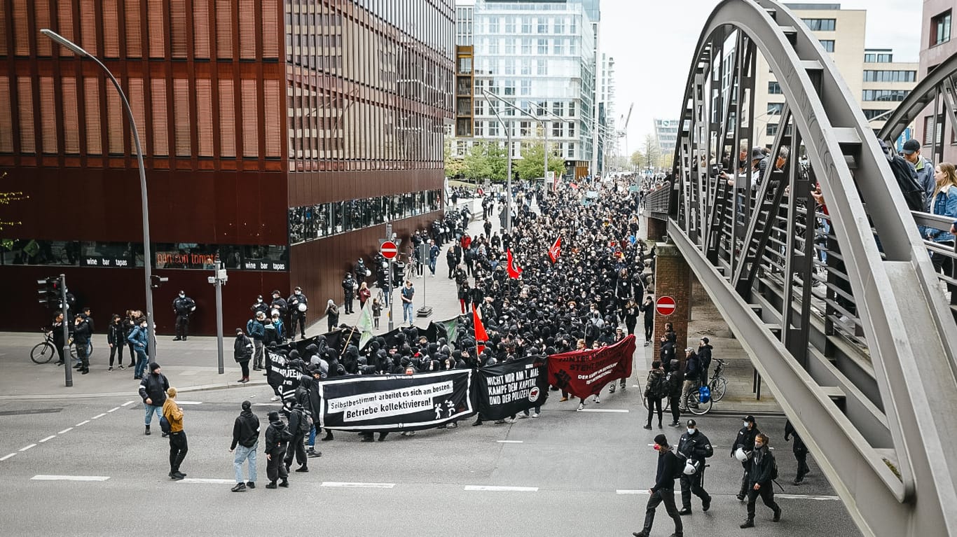 Demonstranten in der Hamburger Hafencity: Am Sandtorkai wurde Pyrotechnik gezündet.