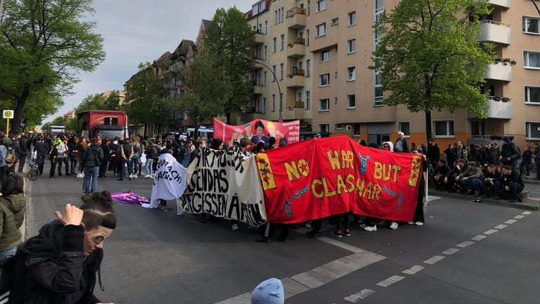 Demonstrierende postieren sich am Hertzbergplatz: Von hier aus soll sich ein Protestzug Richtung Kreuzberg bewegen.