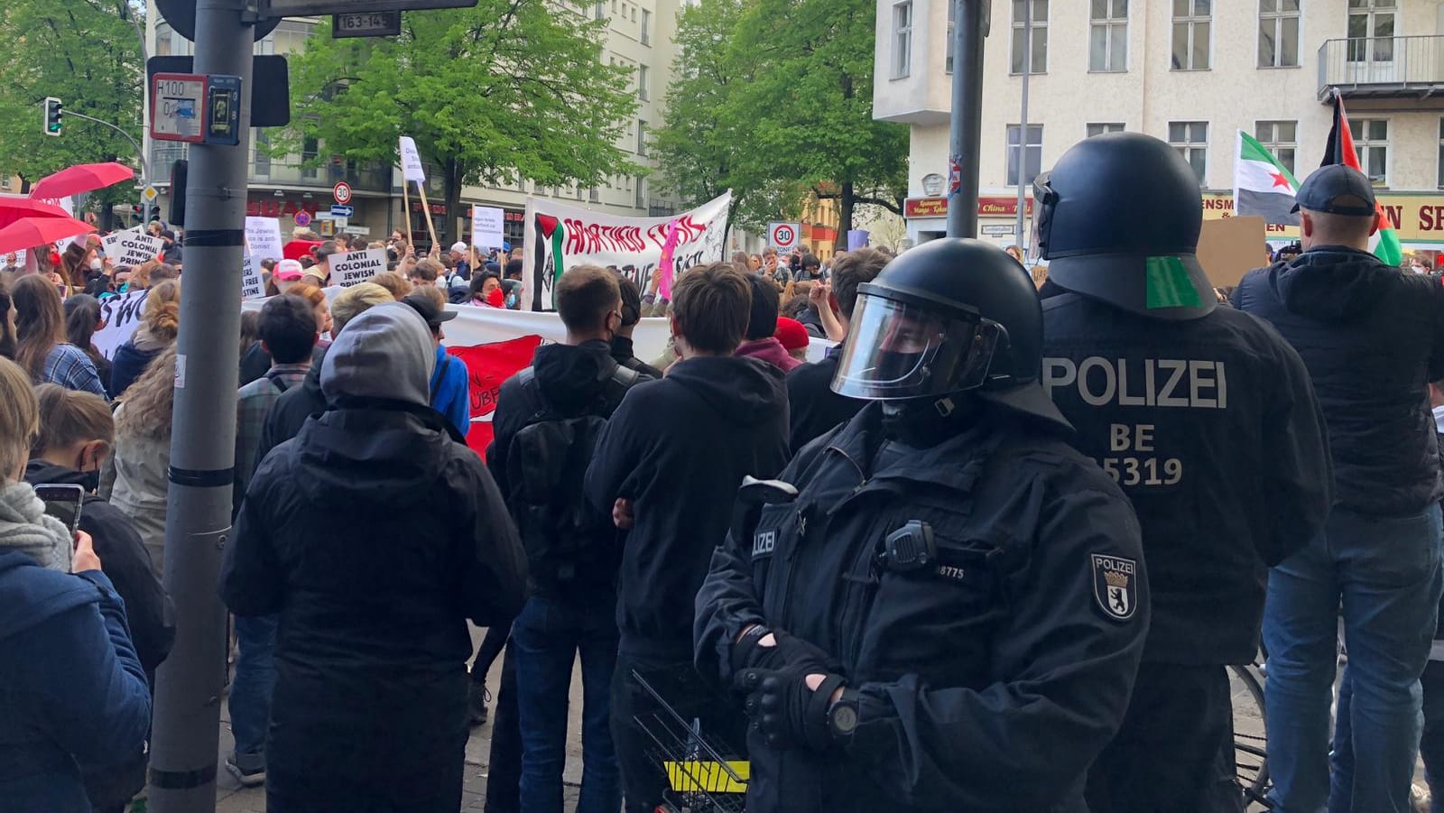 Polizisten bei der Kundgebung an der Sonnenallee: Mehrere Tausend Menschen versammelten sich für die Demonstration.