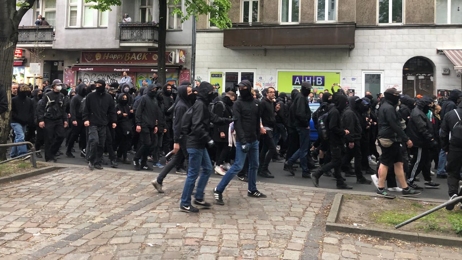 Vermummte Personen nehmen an der Demonstration in Berlin teil: Auf der Sonnenallee kommt zu ersten Auseinandersetzungen mit der Polizei.