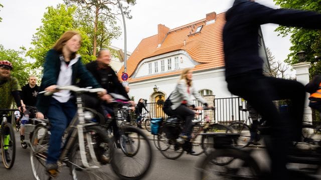 Tausende bei Fahrradkorso zum 1. Mai in Berlin-Grunewald