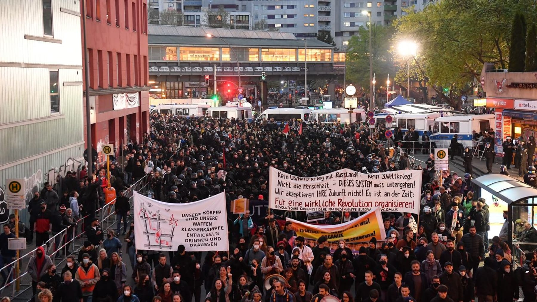 Tausende Bei Demonstrationen In Berlin Und Hamburg