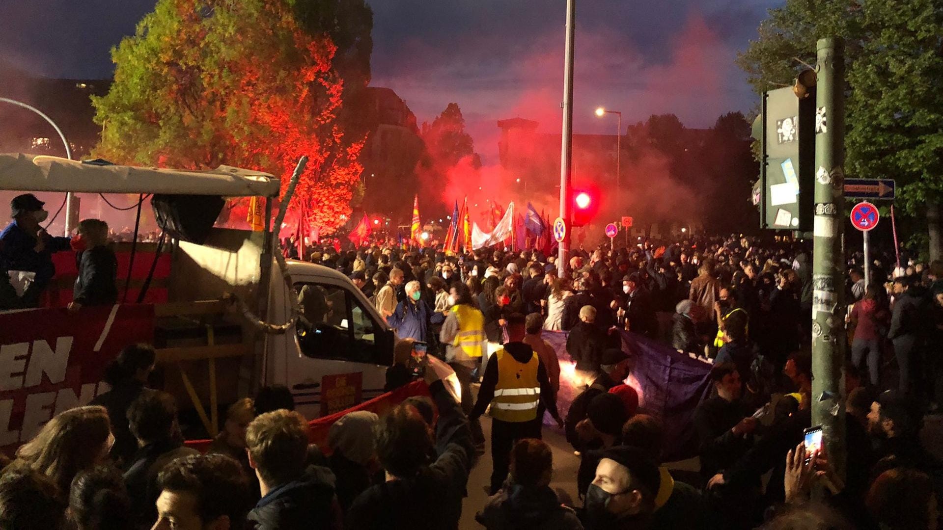 Die Demo am Oranienplatz: Die Situation wird zunehmend unübersichtlich.