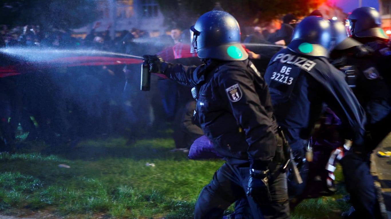 Polizisten setzen Pfefferspray gegen Demonstranten ein: Am Oranienplatz kam es zu Zusammenstößen.