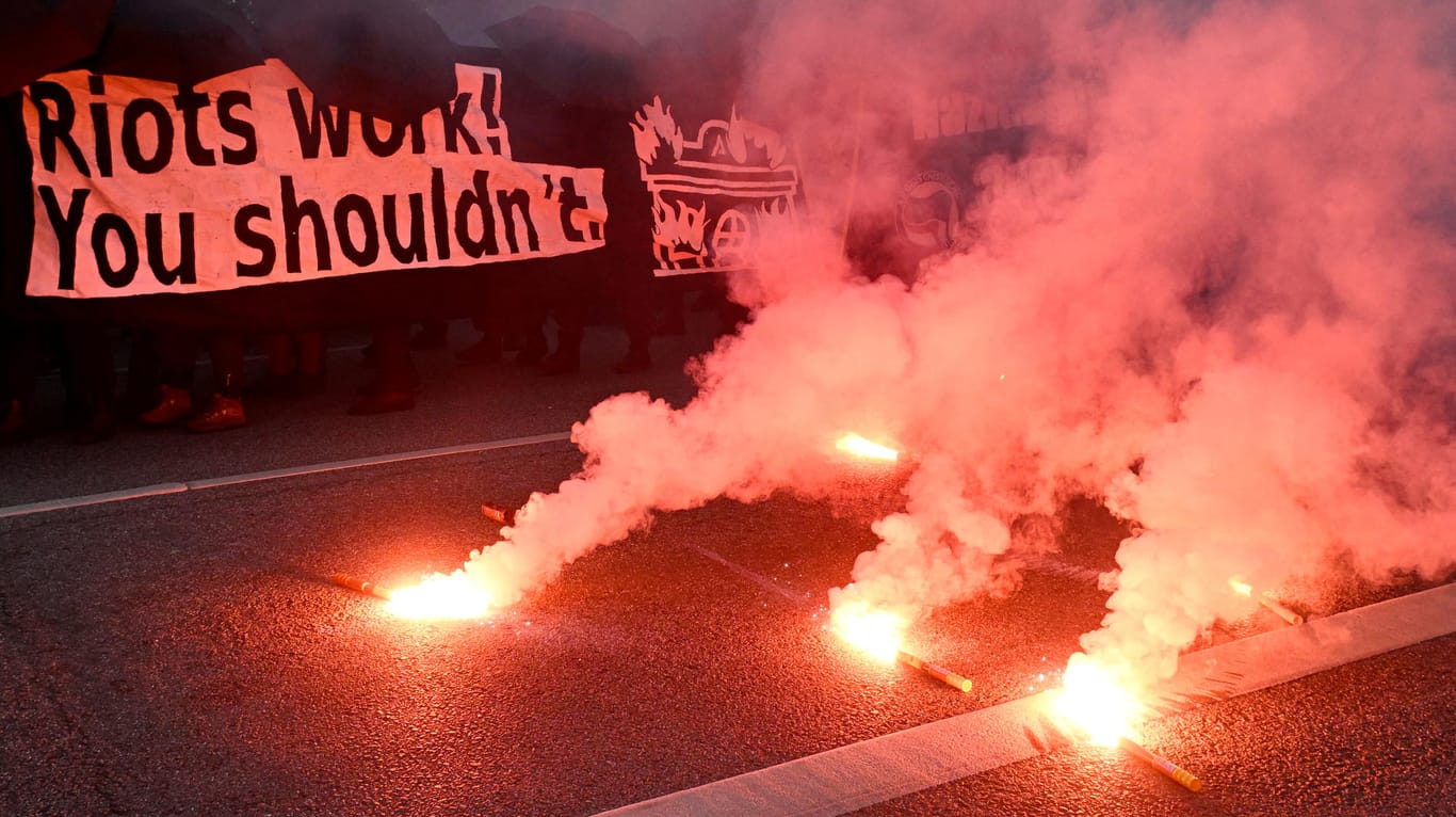 Demonstrierende zünden Pyrotechnik: Am Abend kam es zu anarchistischen Protesten in Wilhelmsburg.
