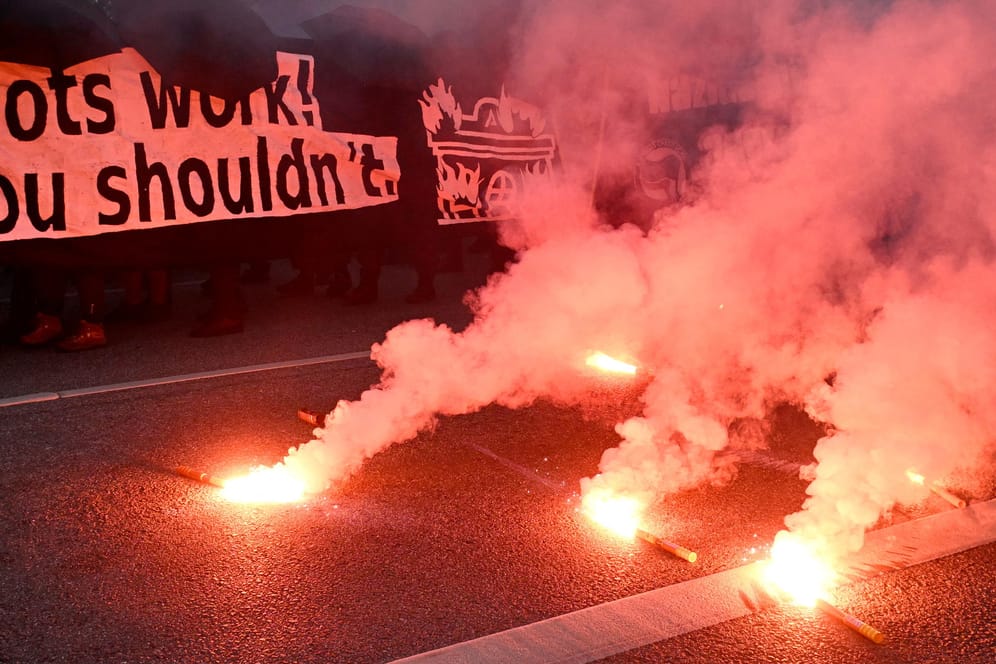 Demonstrierende zünden Pyrotechnik: Am Abend kam es zu anarchistischen Protesten in Wilhelmsburg.