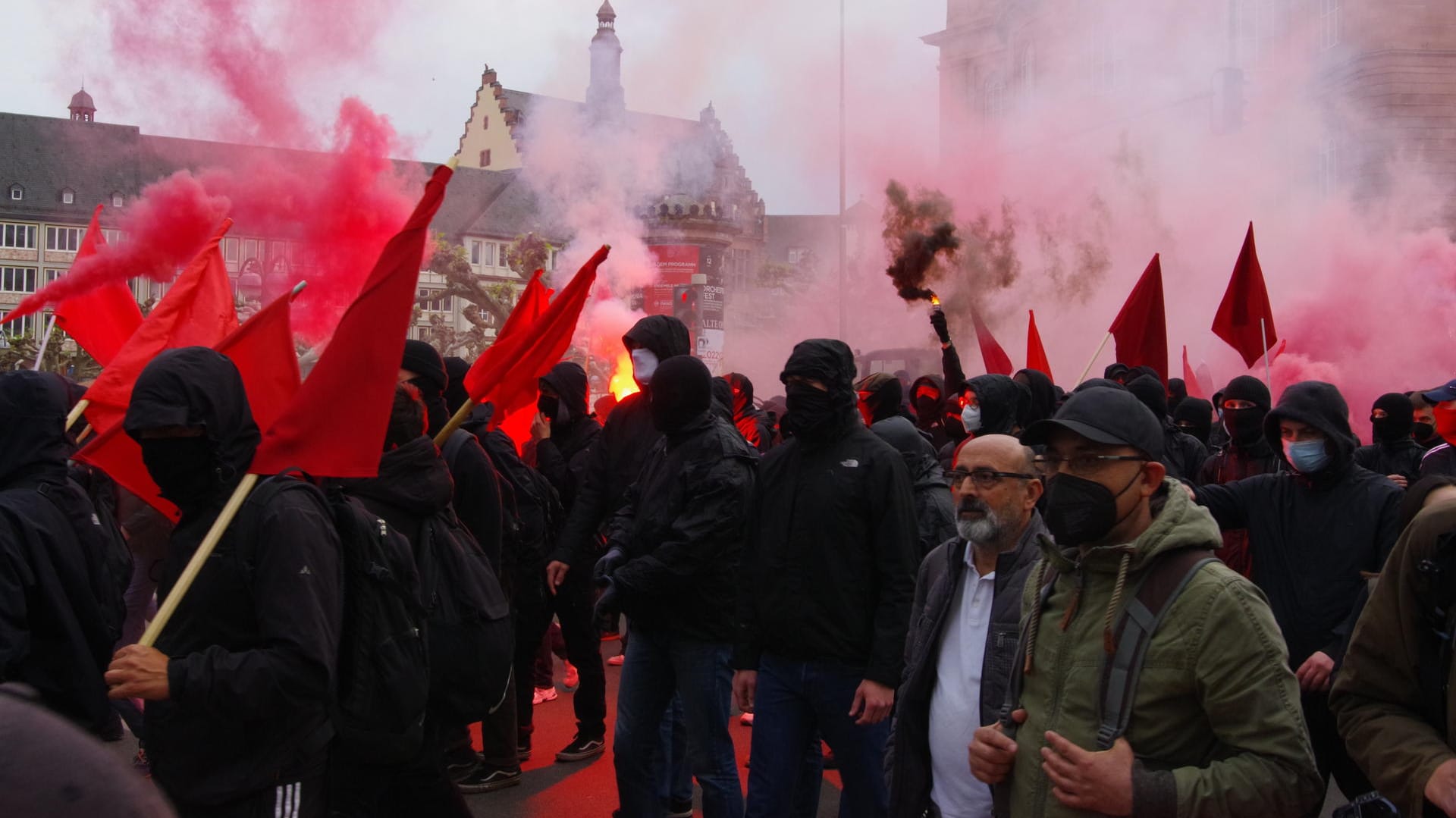 Demonstrierende in Frankfurt: Bei dem Protestzug wurden Rauchbomben und Feuerwerkskörper gezündet.