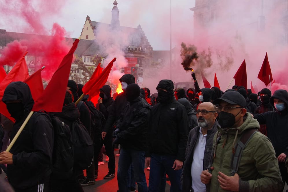 Demonstrierende in Frankfurt: Bei dem Protestzug wurden Rauchbomben und Feuerwerkskörper gezündet.