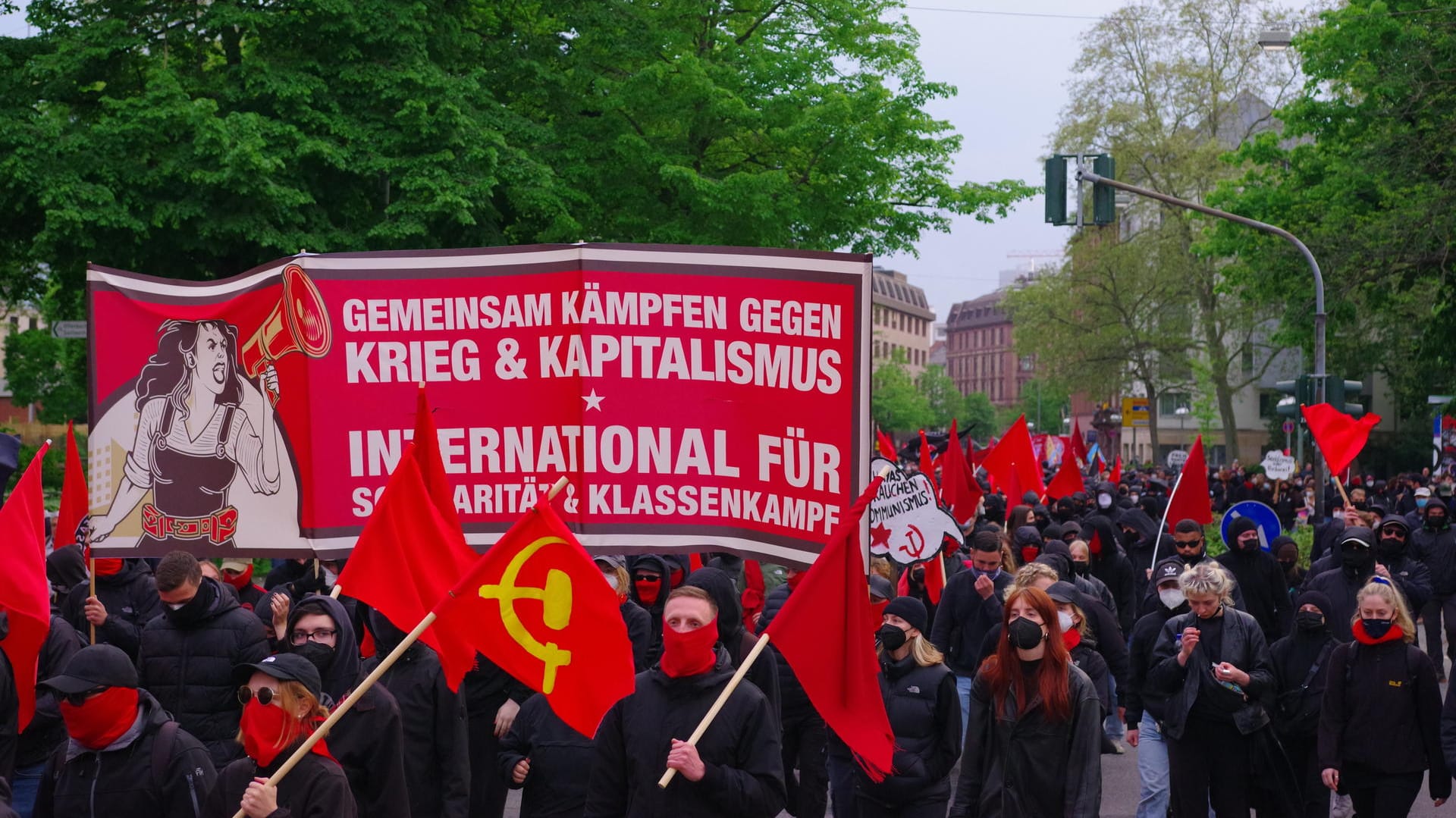 Protestzug in Frankfurt: Mehrere Tausend Menschen gingen am Sonntag auf die Straße.