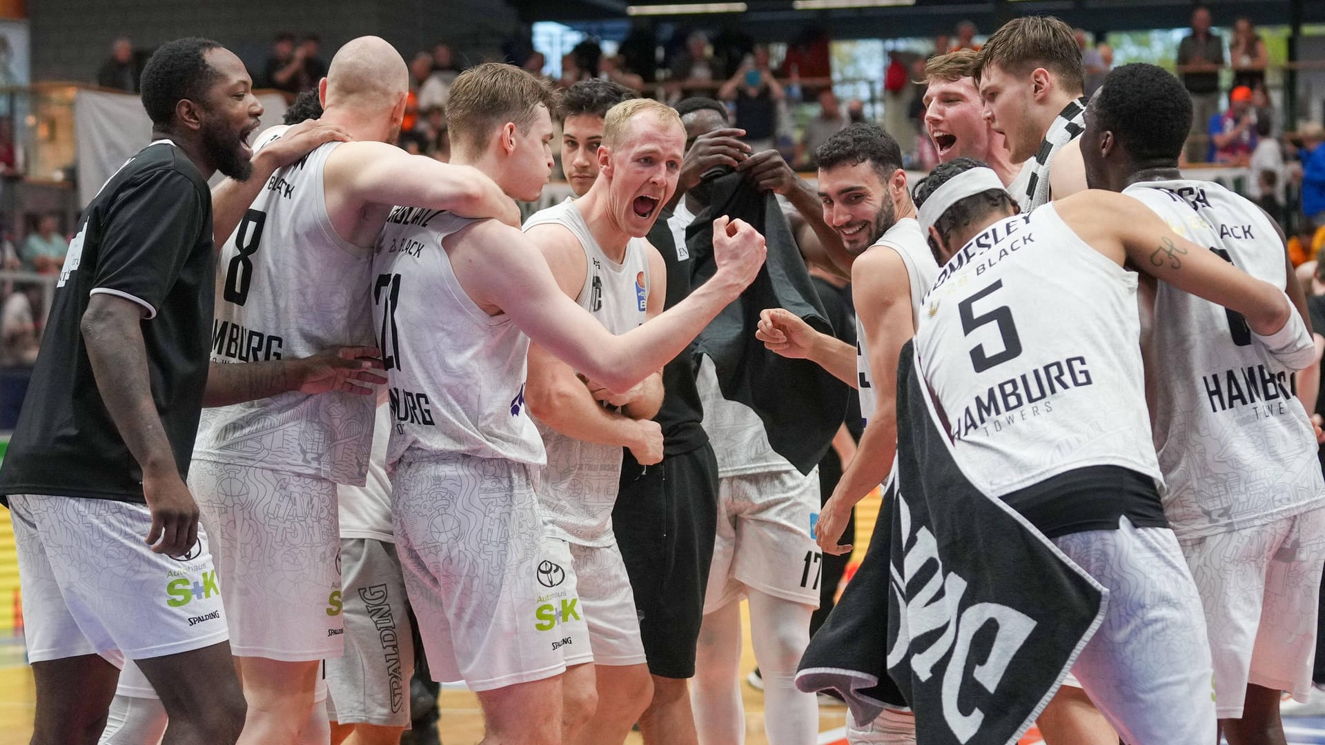 Jubel der Hamburger nach dem Auswärtssieg: Die Hamburg Towers haben sich die Teilnahme an den Playoffs gesichtert. Jubel der Hamburger nach dem Auswärtssieg: Die Hamburg Towers haben sich die Teilnahme an den Playoffs gesichtert.