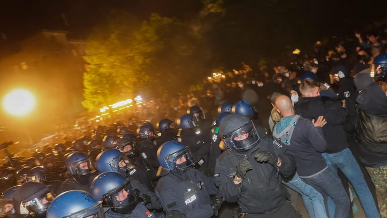 Polizisten und Demonstranten am Oranienplatz: Es kam zu mehreren Festnahmen.