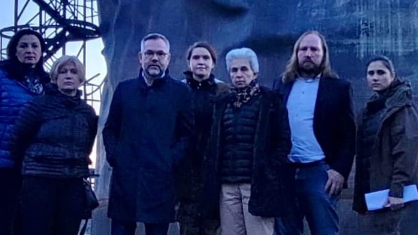 Die Politiker Michael Roth (SPD, dritter von links), Marie-Agnes Strack-Zimmermann (FDP, dritte von rechts) und Anton Hofreiter (Grüne, zweiter von rechts) besuchten kürzlich die Ukraine.