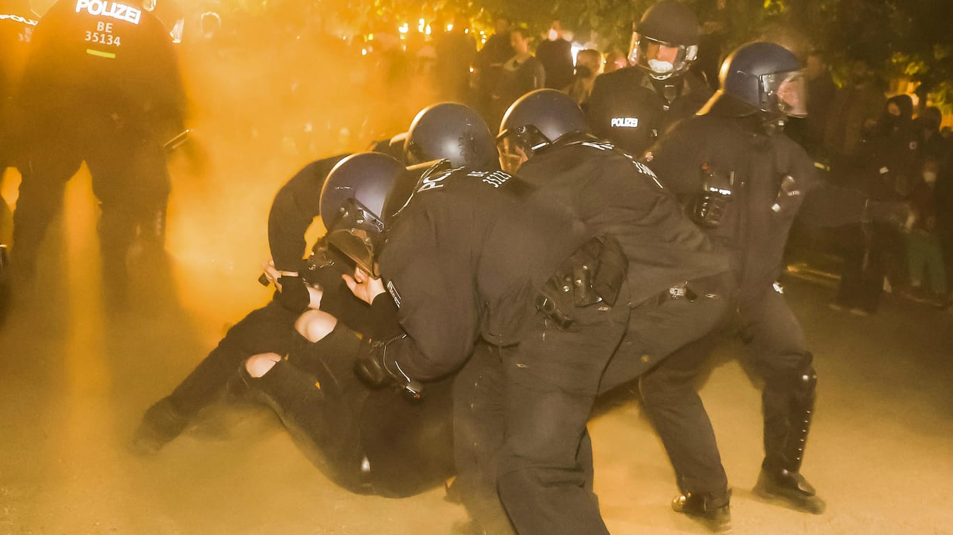 Polizisten nehmen bei der "Revolutionären 1. Mai-Demonstration" eine Person fest.