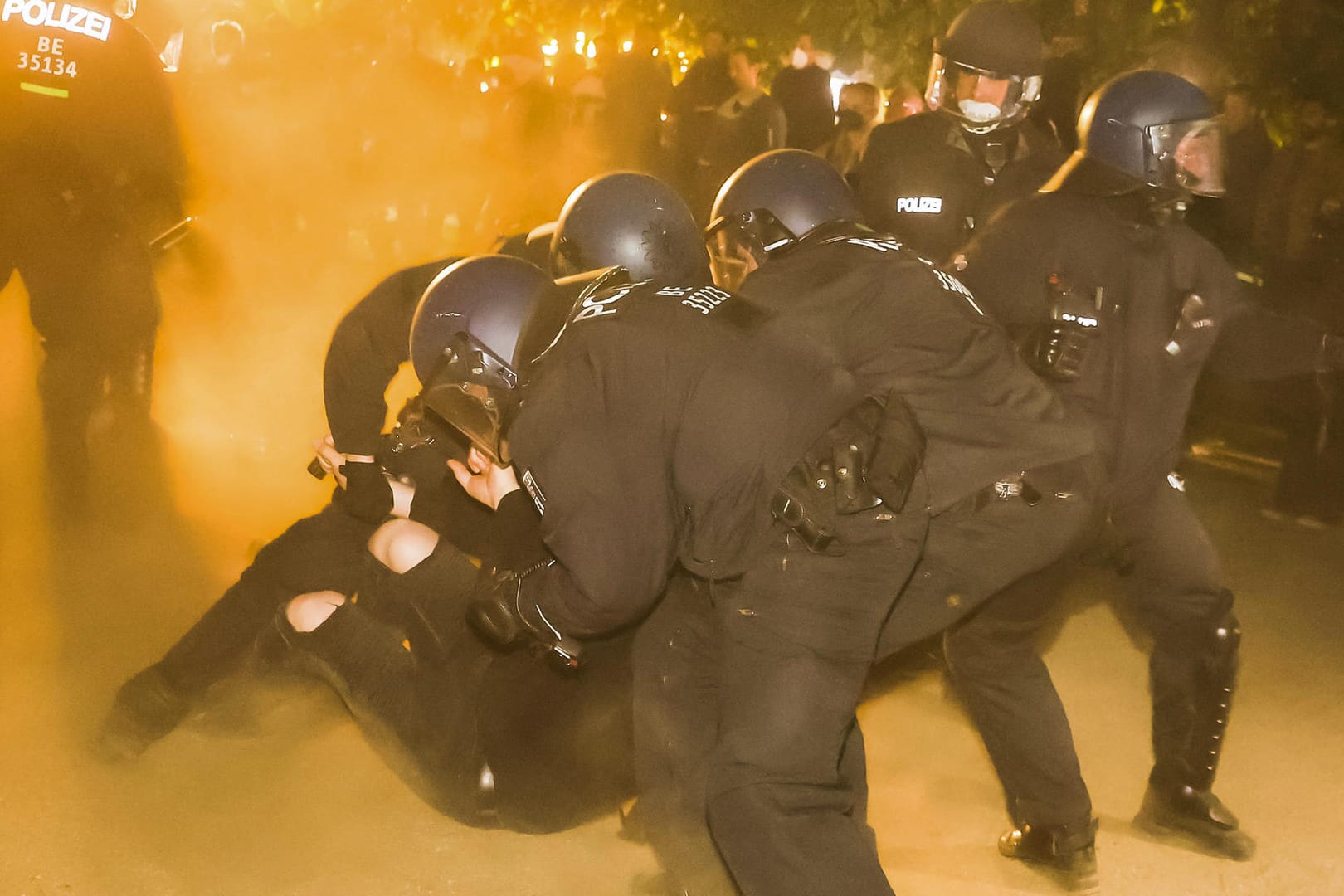 Polizisten nehmen bei der "Revolutionären 1. Mai-Demonstration" eine Person fest.