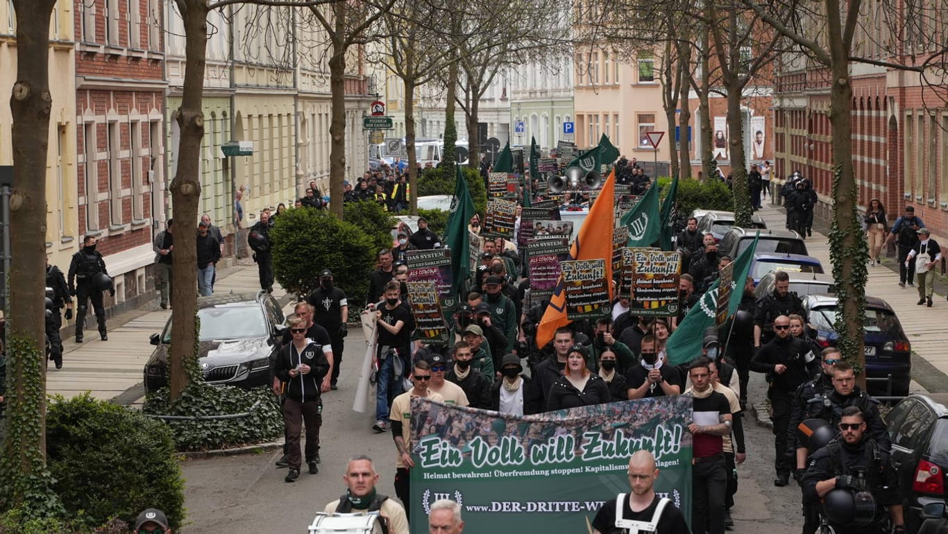In Zwickau marschieren Rechtsextreme auf: Am Rande der Demonstration kam es zu Gewalttaten.