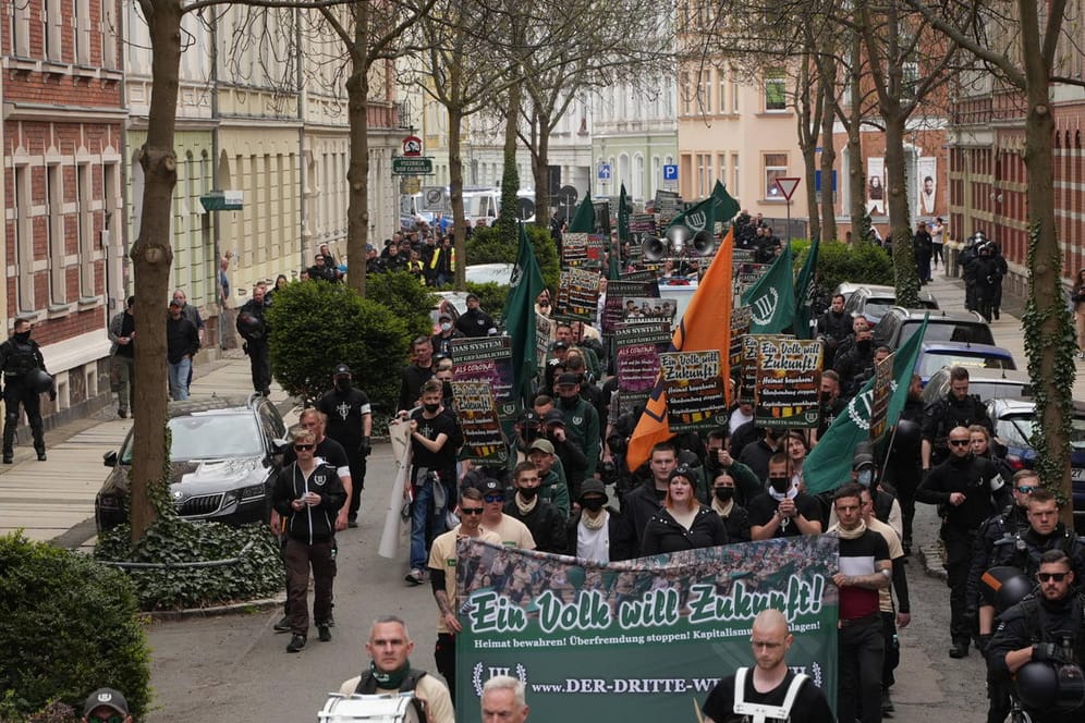 In Zwickau marschieren Rechtsextreme auf: Am Rande der Demonstration kam es zu Gewalttaten.