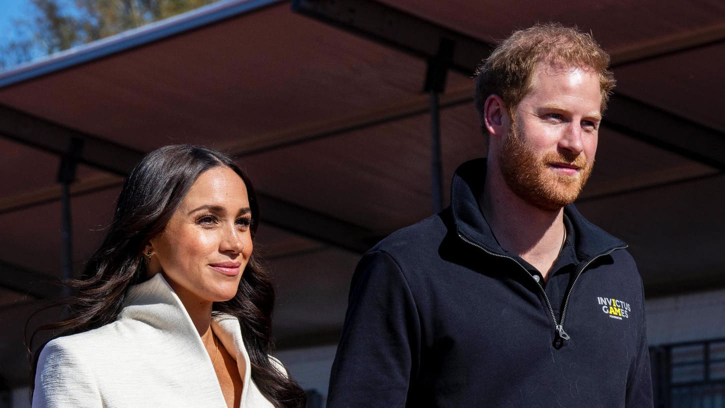 Meghan Markle und Prinz Harry gehen Hand in Hand zu einer Sportveranstaltung (Archivbild): Ihre Serie bei Netflix wurde jetzt abgesagt.