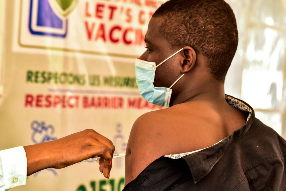 Ein mann in Kamerum erhält eine Impfung (Archivbild): Ein Werk in Südafrika muss jetzt schließen.