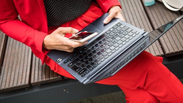 Wer beruflich viel unterwegs ist, bekommt vom Arbeitgeber oft auch ein Diensthandy gestellt.