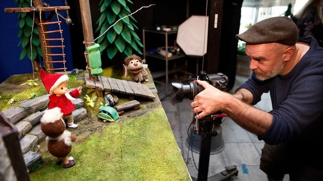 Björn Ullrich, Kamera, steht vor der Filmkulisse mit den Figuren Pittiplatsch und Sandmann im Studio in für die Produktion neuer Sandmann-Folgen.