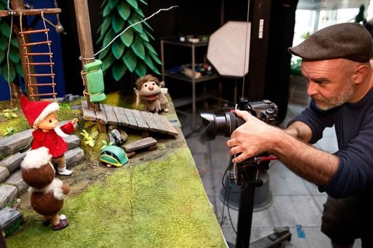 Björn Ullrich, Kamera, steht vor der Filmkulisse mit den Figuren Pittiplatsch und Sandmann im Studio in für die Produktion neuer Sandmann-Folgen.