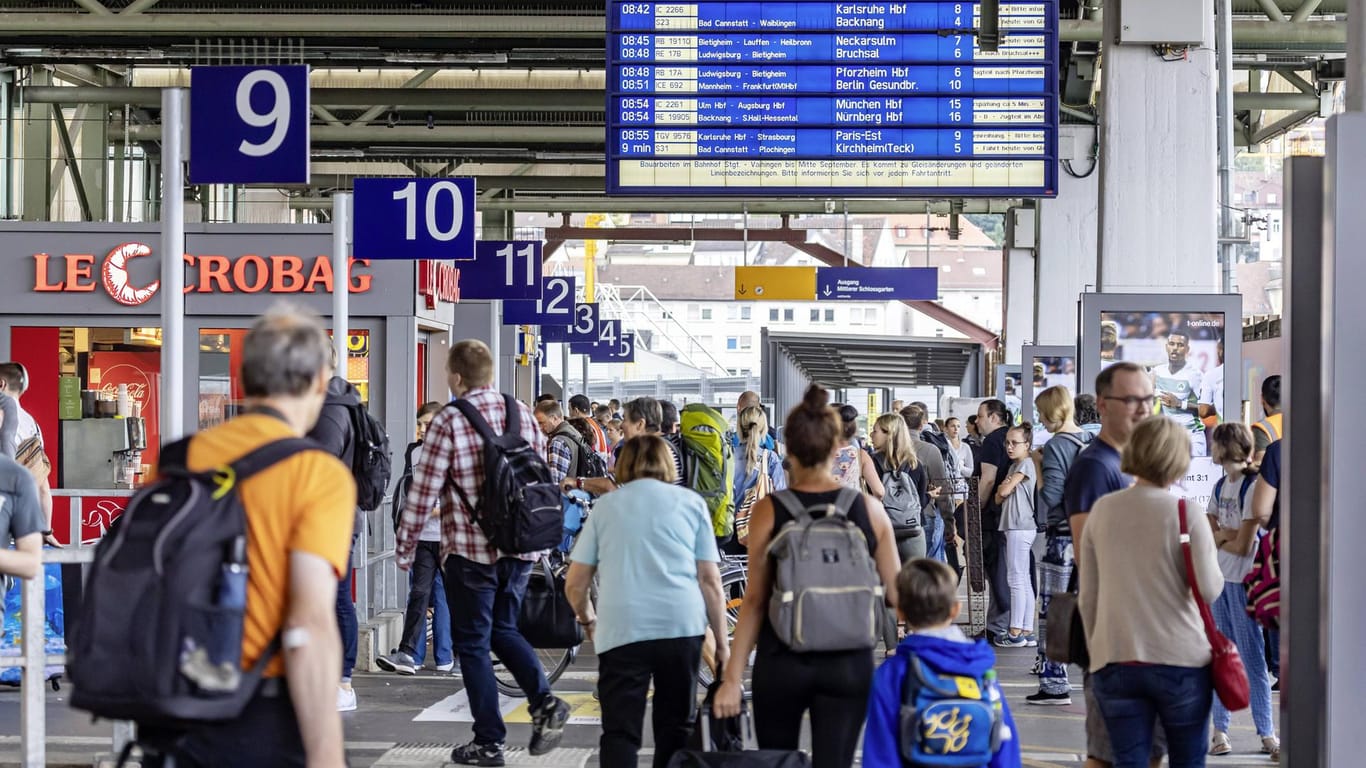 Reisende am Bahnhof (Symbolbild): In Sylt erwartet man viel mehr Fahrgäste mit dem geplanten 9-Euro-Ticket.
