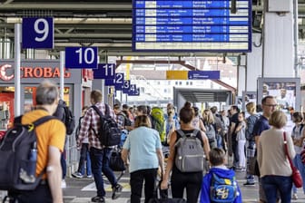 Reisende am Bahnhof (Symbolbild): In Sylt erwartet man viel mehr Fahrgäste mit dem geplanten 9-Euro-Ticket.