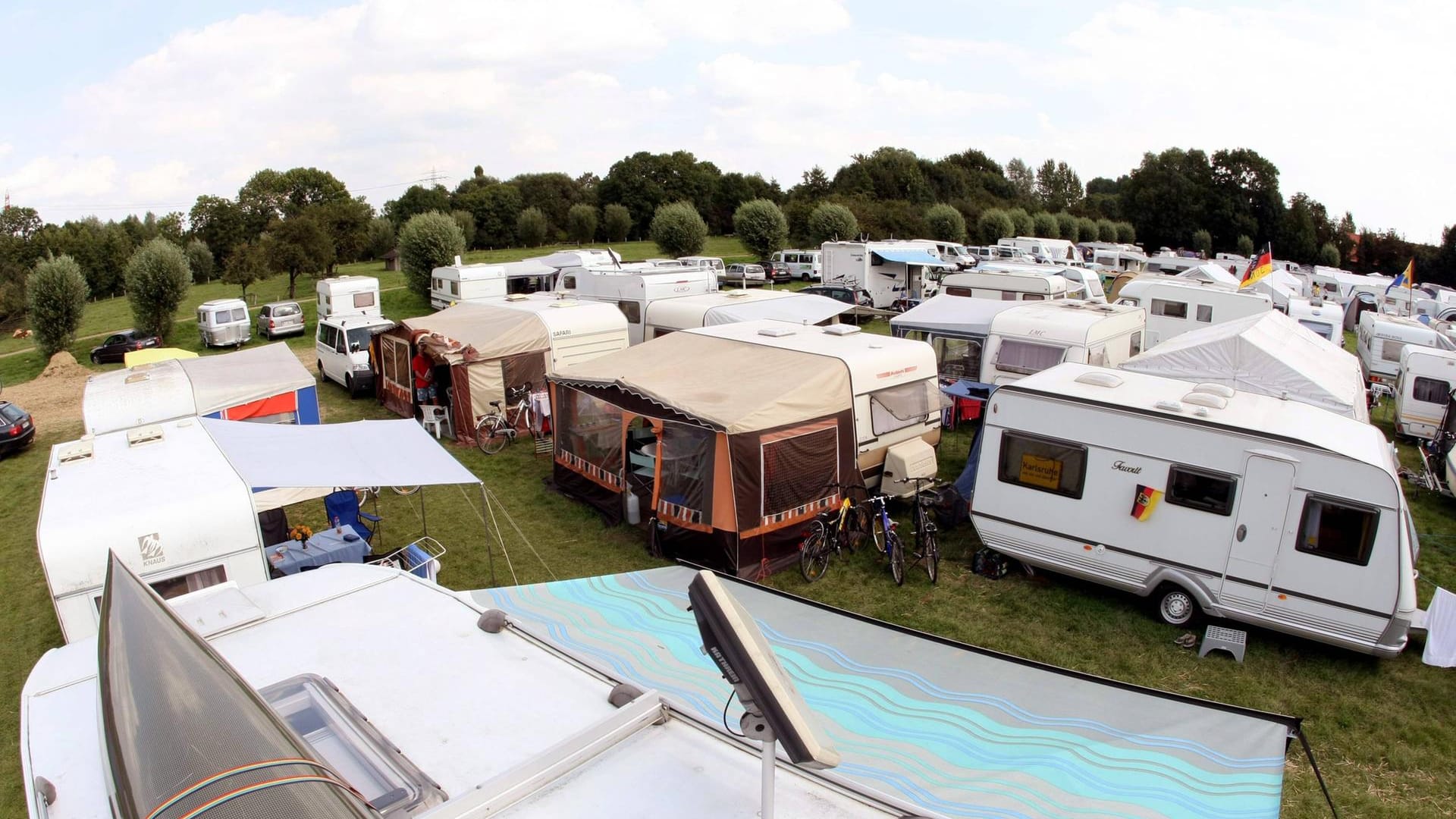 Wohnmobile auf einem Campingplatz (Symbolbild): In Hamburg ist Camping wieder so beliebt wie vor Corona. Wohnmobile auf einem Campingplatz (Symbolbild): In Hamburg ist Camping wieder so beliebt wie vor Corona.