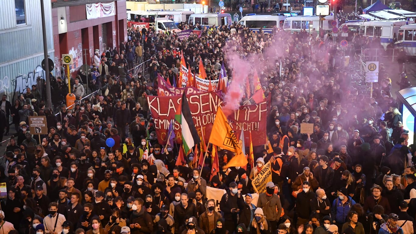 Teilnehmer der "Revolutionären 1. Mai-Demonstration" ziehen durch Kreuzberg am Kottbusser Tor vorbei: Rund 14.000 Menschen beteiligten sich nach Schätzungen der Polizei an der Demonstration linker und linksradikaler Gruppen.
