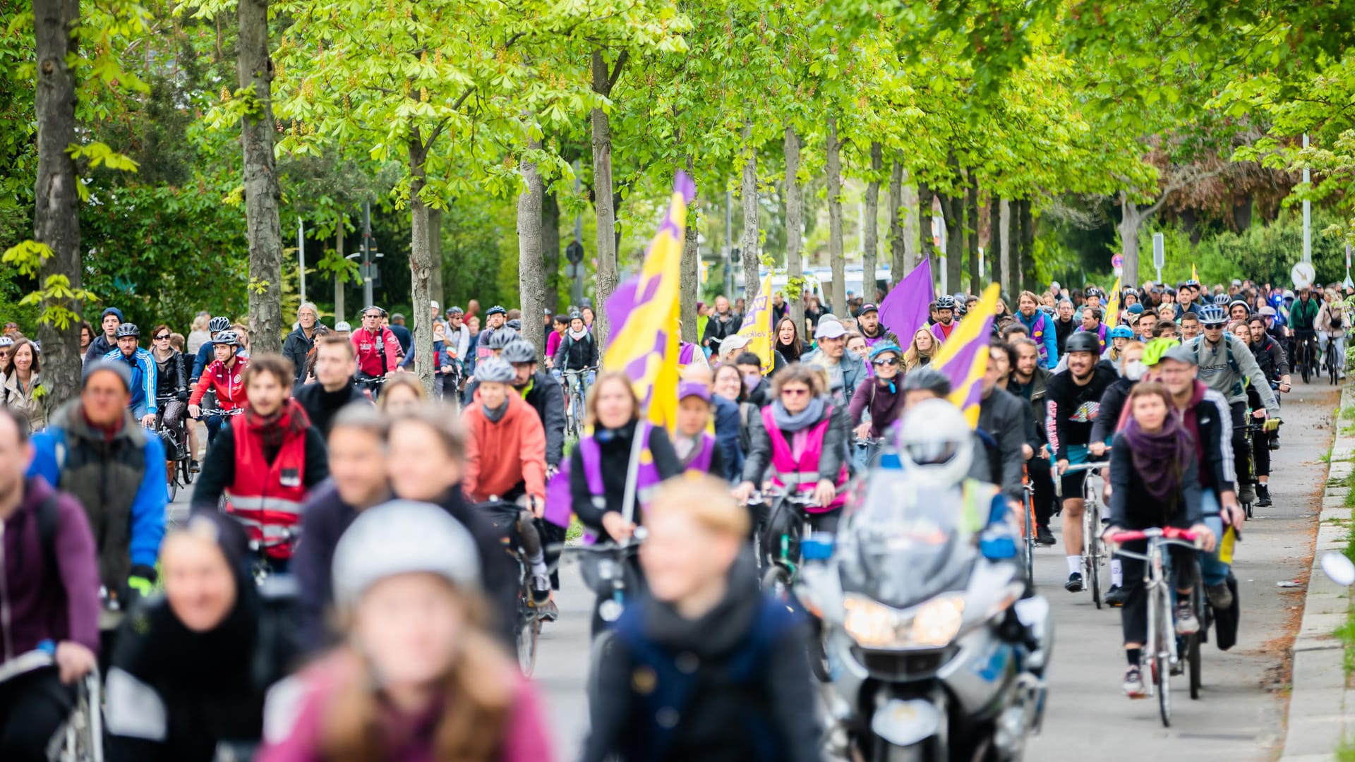 Eine Fahrraddemonstration linker Gruppen unter dem Motto "Die Grunewalder:innen abholen – Die Umverteilung auf die Kette kriegen" fährt durch den Berliner Ortsteil Grunewald: Etwa 10.000 Menschen nahmen teil.