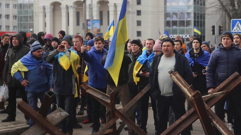 Protest in Cherson: Die Menschen in der südukrainischen Stadt gingen bereits Anfang März gegen ein vermutetes russisches Referendum zur Abspaltung auf die Straße.