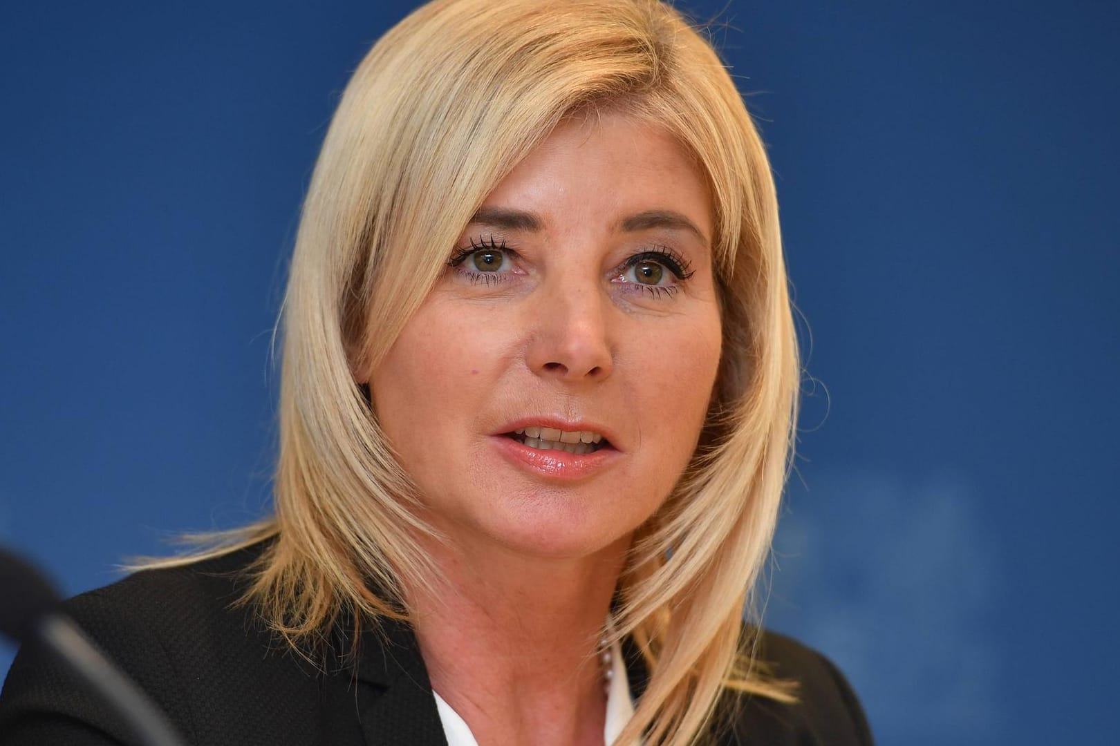 Bayerns Sozialministerin Ulrike Scharf bei einer Pressekonferenz (Archivbild): Die CSU-Politikerin sieht große Herausforderungen für eine Ganztagsbetreuung.