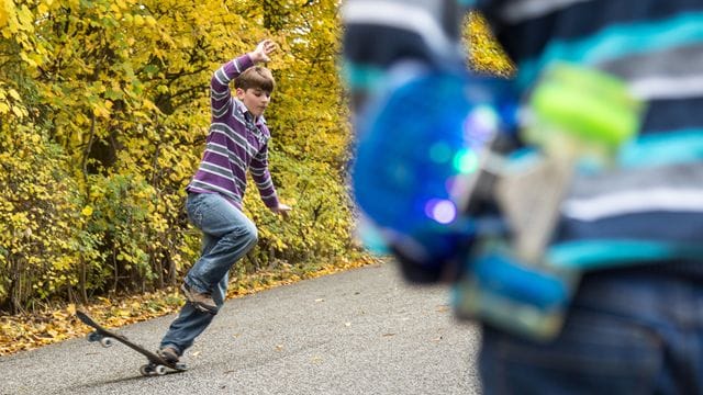 In einem bestimmten Alter sind Kinder noch nicht vollständig in der Lage, ihren Körper zu stabilisieren.